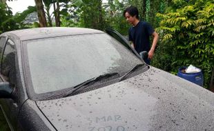 Bisa Berkarat, Begini Cara Bersihkan Mobil dari Debu Vulkanik