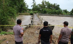 Sungai Dengkeng Klaten Banjir, Fondasi Jembatan Modran Ambrol