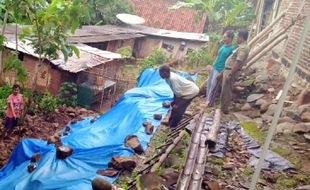 Tebing di Karangmalang Sragen Longsor, 1 Rumah Nyaris Ambrol