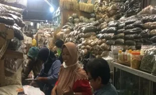 Demi Tangkal Corona, Warga Terjang Hujan Abu Merapi Untuk Berburu Jamu di Pasar Solo