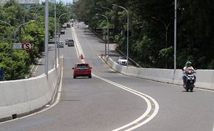 Awas! 8 Lubang Di Sisi Barat Flyover Manahan Solo Ancam Bahayakan Pengendara Motor