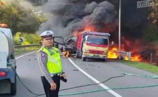 Kecelakaan Truk Tangki Vs Truk Pasir, Asap Membubung di Tol Jatingaleh