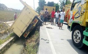 Kecelakaan Truk Terguling Sragen Bikin Lalu Lintas di Jl. Ring Road Utara Tersendat