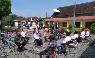 Cara Unik Aparat Kecamatan Trucuk Klaten Menangkal Corona: Rapat Sambil Berjemur