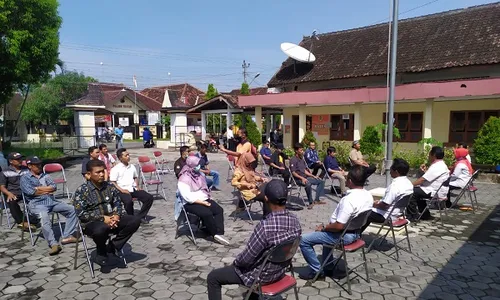 Cara Unik Aparat Kecamatan Trucuk Klaten Menangkal Corona: Rapat Sambil Berjemur