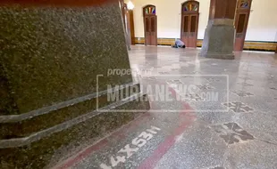 Inskripsi Masjid Menara Kudus Tersingkap Kala Karpet Digulung Cegah Covid-19