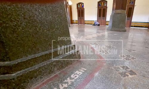 Inskripsi Masjid Menara Kudus Tersingkap Kala Karpet Digulung Cegah Covid-19