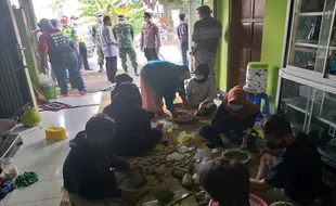 Pemuda Delanggu Klaten Bikin Dapur Umum, Bagikan Nasi Bungkus Gratis ke Warga Miskin