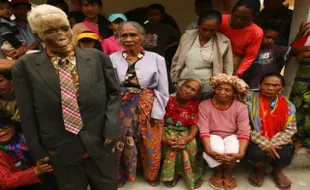 Mengenal Ma’nene, Ritual Adat Mengganti Pakaian Mayat di Tanah Toraja