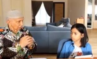 Bikin Vlog, Amien Rais Jawab Pertanyaan Cucu Soal Corona