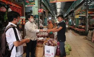 BRI Sragen Berbagi 6.300 Masker untuk Pedagang