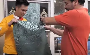 Baim Wong Dapat Hadiah Kiswah Makam Rasulullah