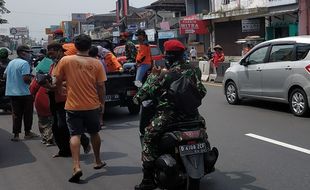 Bagikan 4,5 Ton Beras, Grup 2 Kopassus Ajak Masyarakat Cegah Corona