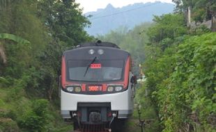 Railbus Batara Kresna Tabrak Mobil di Nguter Sukoharjo