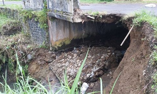 Tergerus Air, Jembatan Ngranten di Puntukrejo Karanganyar Ambrol 