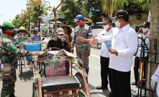 Yang Ditunggu Datang, Pemkot Madiun Salurkan Bantuan Non Tunai