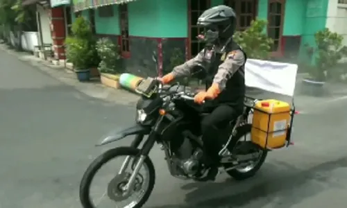 Kreatif! Polisi Solo Sulap Kendaraan Dinas Jadi Motor Penyemprot Disinfektan