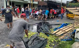 Kecelakaan Truk Terguling di Karanganyar, Muatan Pisang Dari Lampung Berhamburan