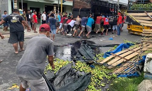 Kecelakaan Truk Terguling di Karanganyar, Muatan Pisang Dari Lampung Berhamburan