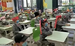 Covid-19 Selesai, Pelajar di China Masuk Sekolah Pakai Topi Selebar Satu Meter