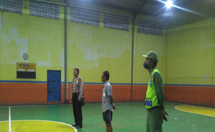 Cegah Kerumunan, Polisi Bubarkan Belasan Remaja yang Nekat Main Futsal di Solo