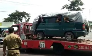 Muat 4 Penumpang Truk Pengangkut Mobil Diputarbalikkan di Taman Unyil