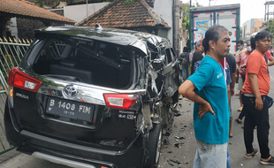 Kecelakaan Beruntun di Laweyan Solo, Mobil Innova Rusak Paling Parah