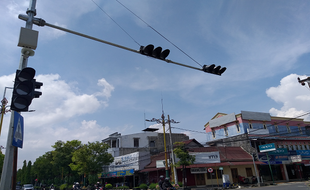 Jalan Depan Pemkab Klaten Dipasangi APILL, Setuju Mboten Lur?