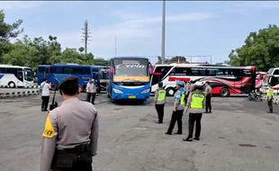 Mau Konvoi, Belasan Bus Pariwisata di Karanganyar Dibubarkan Saat Panasi Mesin