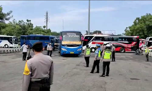 Mau Konvoi, Belasan Bus Pariwisata di Karanganyar Dibubarkan Saat Panasi Mesin