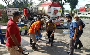 Bongkar Muat Pertalite di SPBU Kunden Grobogan, Truk BBM Pertamina Terbakar