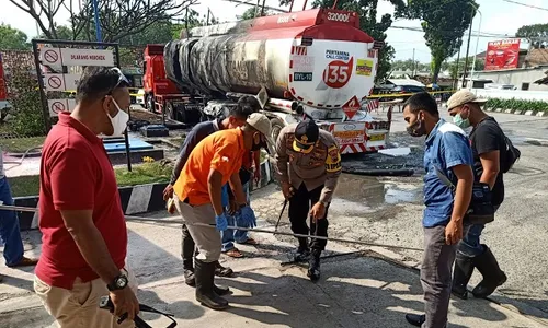 Bongkar Muat Pertalite di SPBU Kunden Grobogan, Truk BBM Pertamina Terbakar