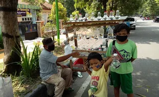 Kisah Bocah Klaten Jualan Ikan Hias Untuk Bantu Orang Tua