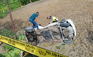 Mobil Terseret 25 Meter Usai Tersambar Kereta Api di Grobogan, Pengemudi Selamat