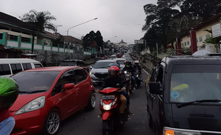 Bikin Heran, Masyarakat Padati Jalan di Tawangmangu, Padahal Objek Wisata Masih Tutup