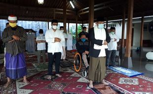 Bupati Karanganyar Jadi Imam Salat Idulfitri di Kediaman Pribadi