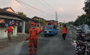 Tim SAR Karanganyar Layani Permintaan Penyemprotan Disinfektan Gratis