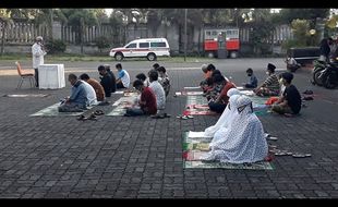 Pemudik yang Dikarantina Salat Idulfitri Berjemaah di Grha Wisata Solo