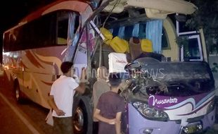 3 Terluka di Kudus Gara-Gara Bus & Toyota Agya Seruduk Truk Mogok