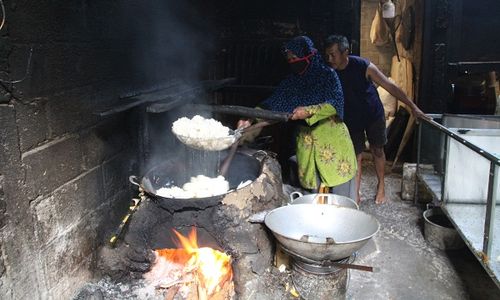 Cerita Pedagang Kerupuk Klaten Kumpulkan Rp10.000 per Hari Untuk Berangkat Haji