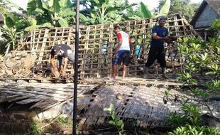 Ditinggal Angon Bebek, Rumah Warga Pengkok Sragen Tiba-tiba Ambruk