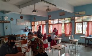 Ada PPDB Online, Puluhan Calon Siswa Baru SMP di Sukoharjo Pilih Mendaftar Offline, Ini Alasannya