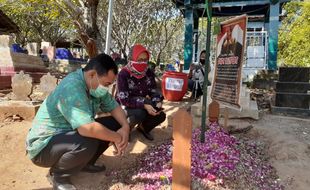 Jelang Peringatan 40 Hari, Sobat Ambyar Kunjungi Makam Didi Kempot