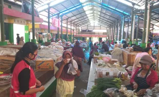 Asyik, Pedagang Pasar dan Pembeli di Klaten Dapat Masker Gratis