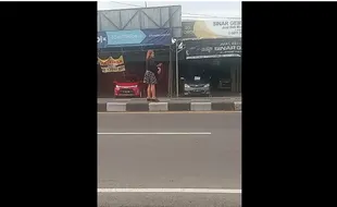 Wanita Cantik Singkirkan Benang Layangan di Jalan Kartasura Sempat Dikira Sedang Main Layang-Layang