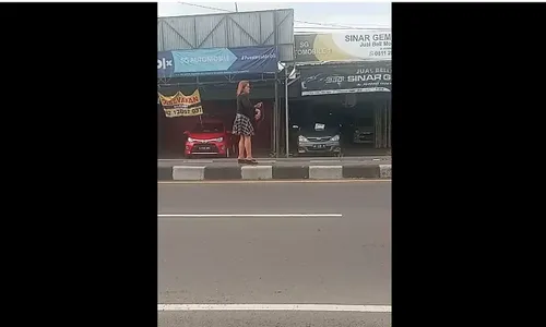 Wanita Cantik Singkirkan Benang Layangan di Jalan Kartasura Sempat Dikira Sedang Main Layang-Layang