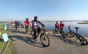 Pesepeda Terpikat Pemandangan Apik dan Kuliner Waduk Cengklik Boyolali