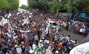 Diawali Konvoi, Massa DSKS Demo di Bundaran Gladak Solo, Ini Tuntutannya