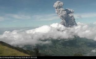 Merapi 2 Kali Erupsi di Minggu Pagi, Langit Sleman Gelap