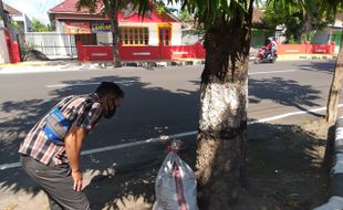 Jijik! Ternyata Ini Isi Karung Berbau Menyengat di Depan SMAN 1 Klaten